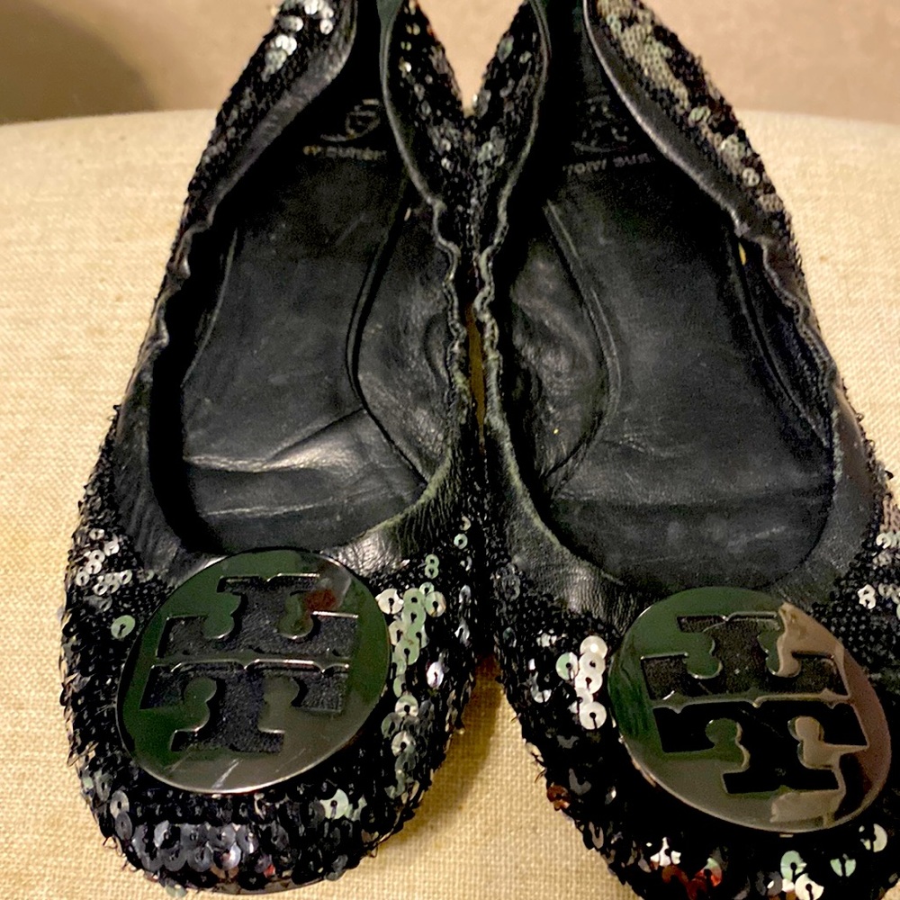 These are size 9 Tory Burch they are to big fits more like wide
